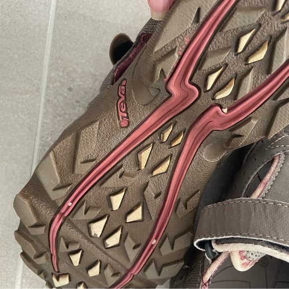 Teva Tan and Pink Athletic Sandals size 7.5 - Picture 7 of 17